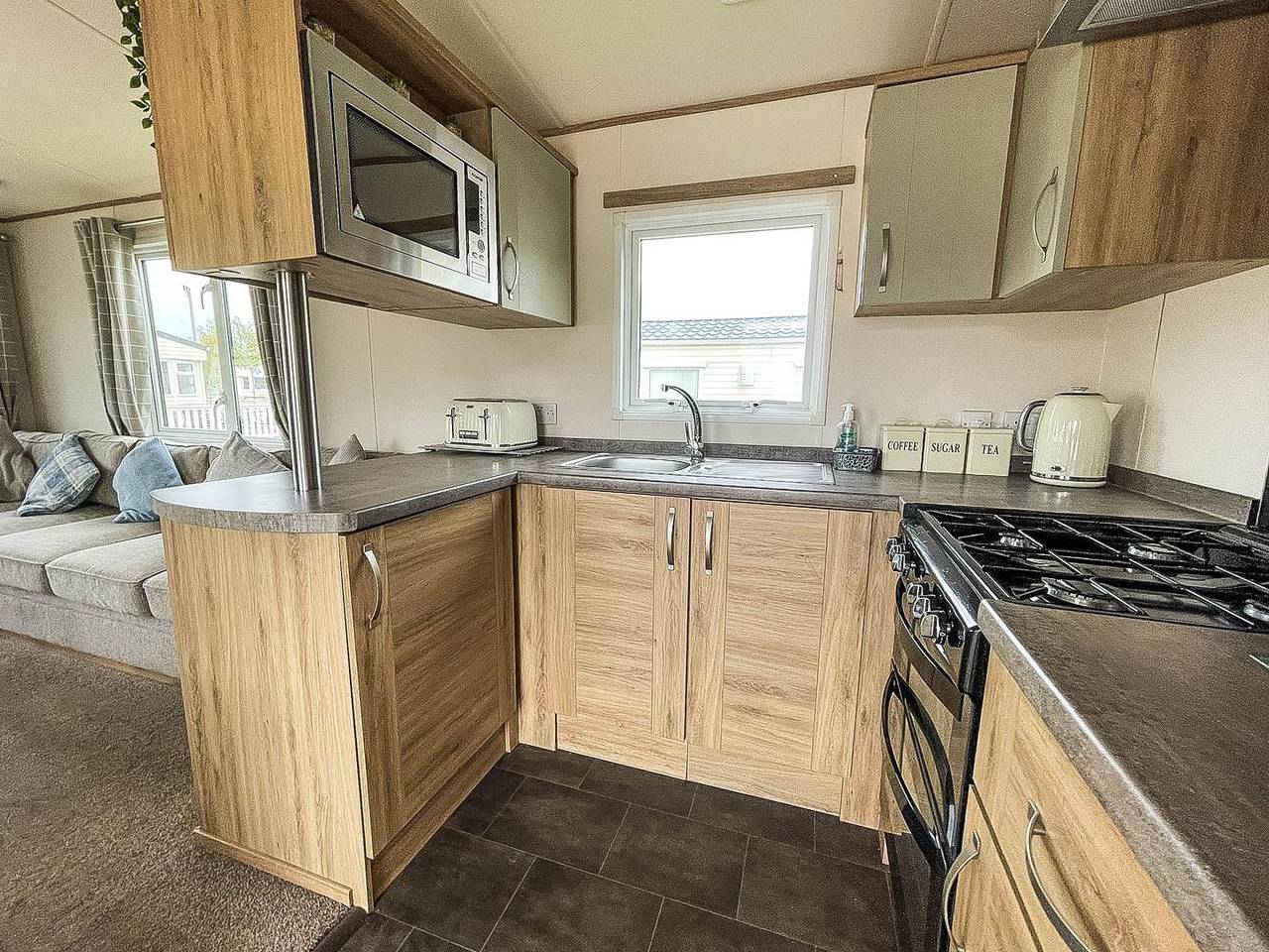 Caravansleeps6-Hottub-Garden-Waterwonderland in Tattershall, Lincolnshire