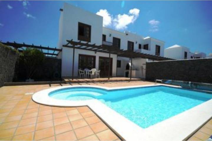 Stylish Villa “Calima” with Mountain View, Pool, Fast Wi-Fi, Balcony, Garden & Terrace; Parking Available  in Playa Blanca, Yaiza