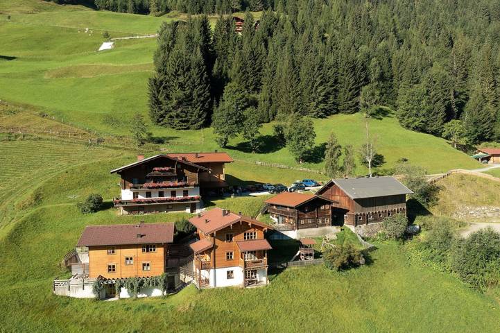 Ferienwohnung für 4 Personen, mit Balkon und Terrasse sowie Sauna und Ausblick in Hüttschlag