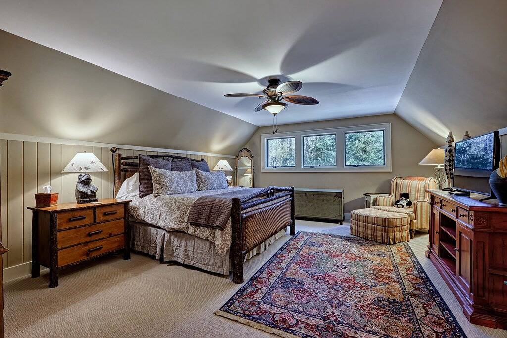 Heinrich - Mill Creek Cottage: Walk to Downtown | Creekside Retreat w/ Hot Tub in Highlands (NC), Macon County