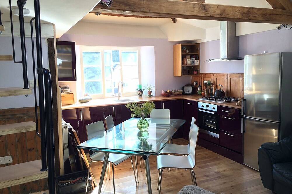Entire apartment, 2 double-bedroomed Bijou Apartment with Enchanting Secluded Garden in Ashburton, Dartmoor