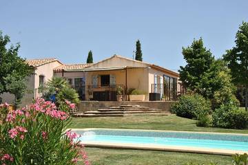 Cottage pour 10 personnes, avec jardin et terrasse à Pourrières