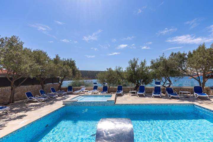 Ferienwohnung für 6 Personen, mit Balkon und Meerblick sowie Kinderpool und Pool auf Pag
