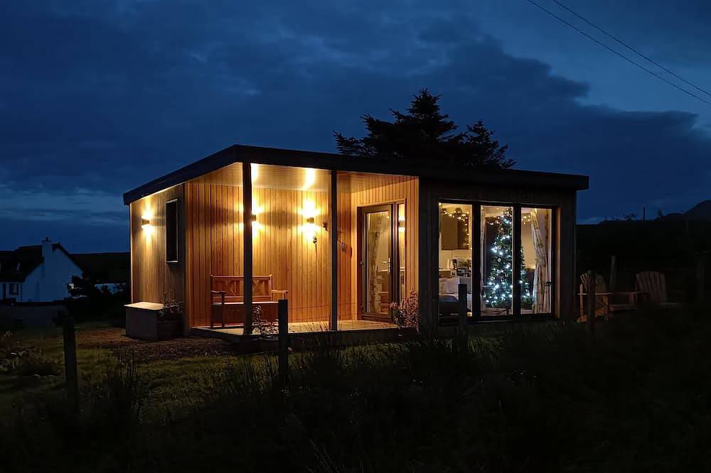 Luxury self-catering cabin - panoramic mountain views, short walk from the beach in Brogaig, Highlands