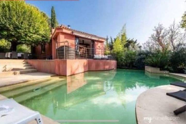 Villa for 8 people, with yard and terrace, with pets in Marseille