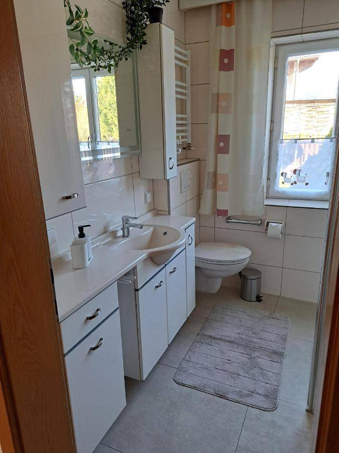Ganze Wohnung, Ferienwohnung mit Küche & kleines Gästezimmer Lisi ohne Küche im Obergeschoß - 2 separate Einheiten - nahe Salzburg, ideal für Familien & Durchreise in Kuchl, Tennengau