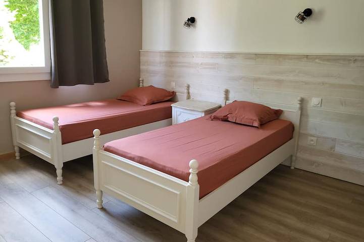 Ganze Wohnung, Gîte Le Creusot-Bourgogne with swimming pool - Ground floor with Pmr access in Le Breuil, Autun und Umgebung