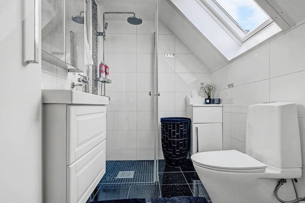White House Group Home with Hot Tub, Fireplace, Fast Wifi near Malmö & Lund in Staffanstorp, Schwedische Ostsee