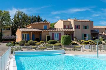 Gîte pour 4 personnes, avec jardin et piscine à Saint-Trinit