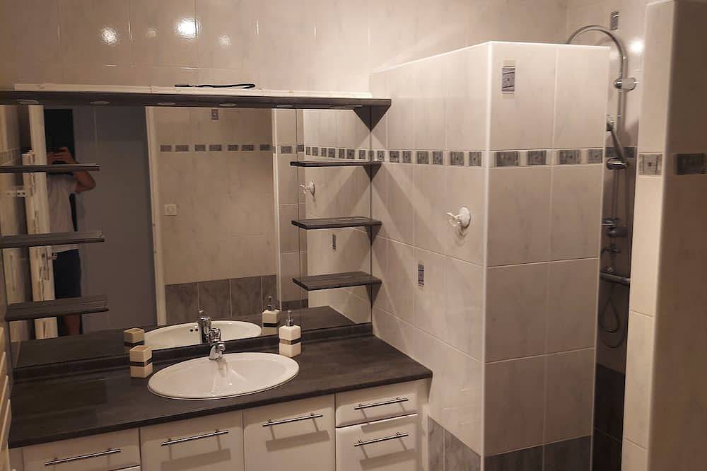 Appartement entier, Appartement T3 dans une maison individuelle + parking sécurisé in Montréal-la-Cluse, Nantua