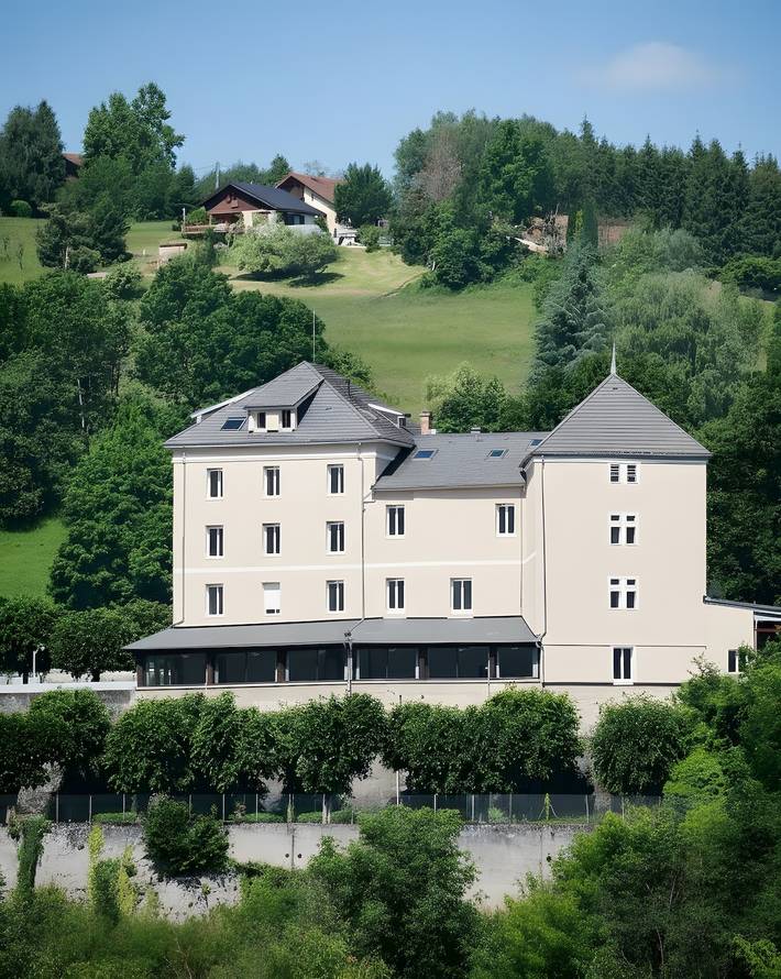 Gîte pour 80 personnes, avec jardin, adapté aux familles dans Arvillard