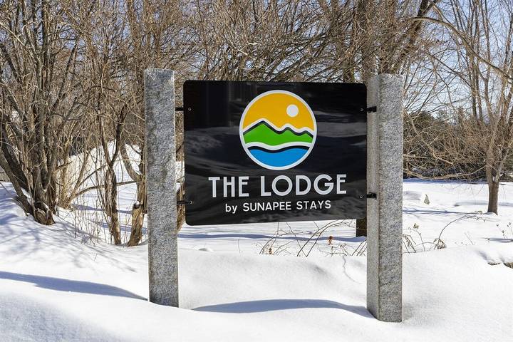 Hotel for 4 people, with yard and pool in Lake Sunapee