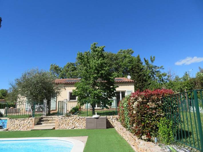 Location de vacances pour 6 personnes, avec terrasse ainsi que jardin et piscine à Régusse - 2