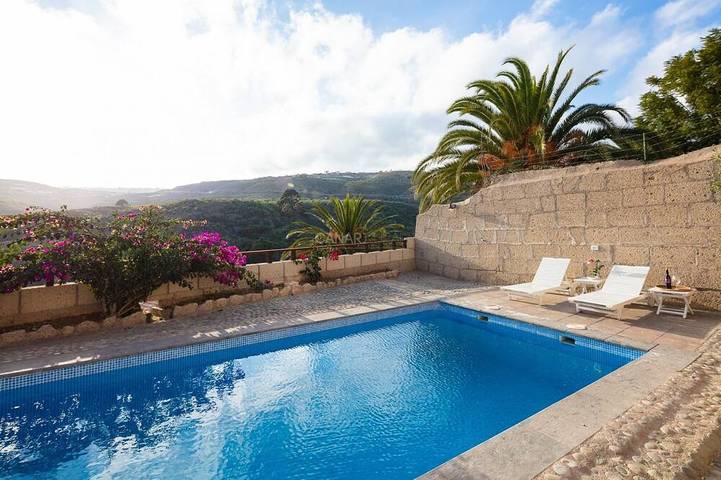 Gîte pour 4 personnes, avec Balcon ainsi que Jardin et Piscine