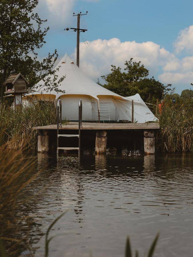 Glamping for 5 people, with Hot tub and Garden as well as Pool in Norwich