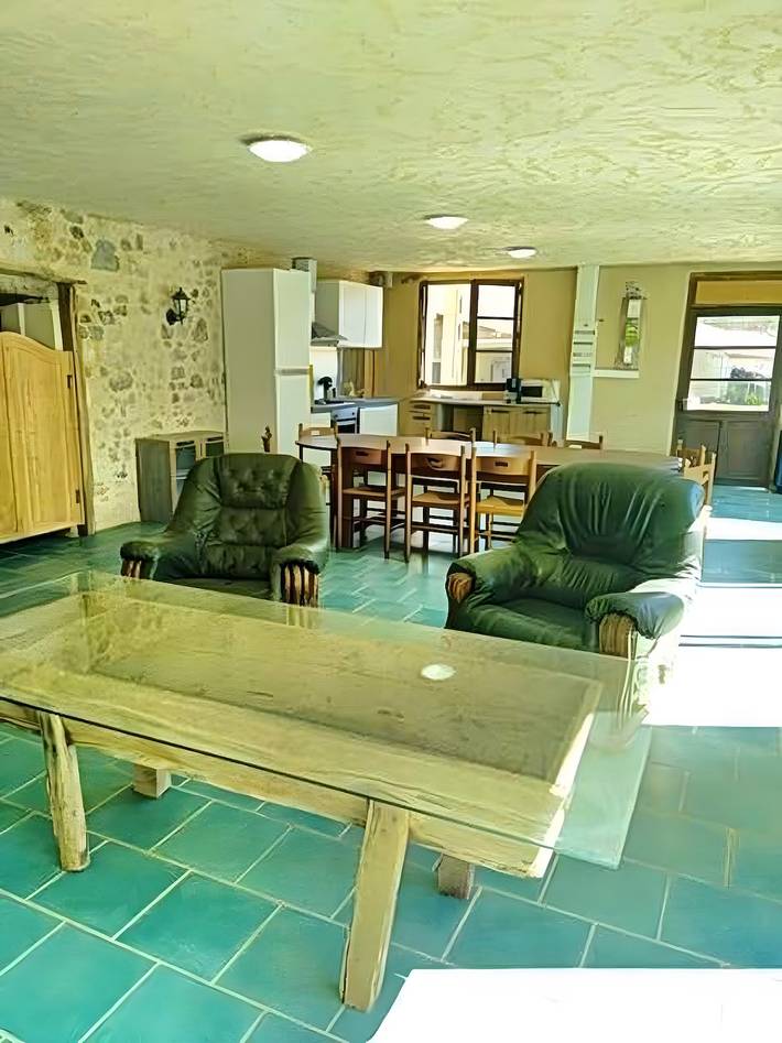 Maison de petit vendangeur avec vue sur lac, piscine privée et Wi-Fi in Guizengeard, Charente