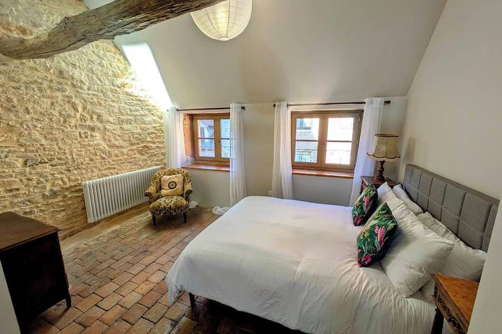 Location de vacances pour 12 personnes, avec terrasse et jardin, animaux acceptés à Saint-Gengoux-le-National - 3