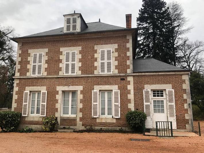 Location de vacances pour 8 personnes, avec vue ainsi que jardin et piscine, animaux acceptés à Charmeil
