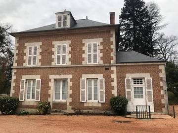 Gîte pour 8 personnes, avec piscine ainsi que vue et jardin, animaux acceptés à Charmeil