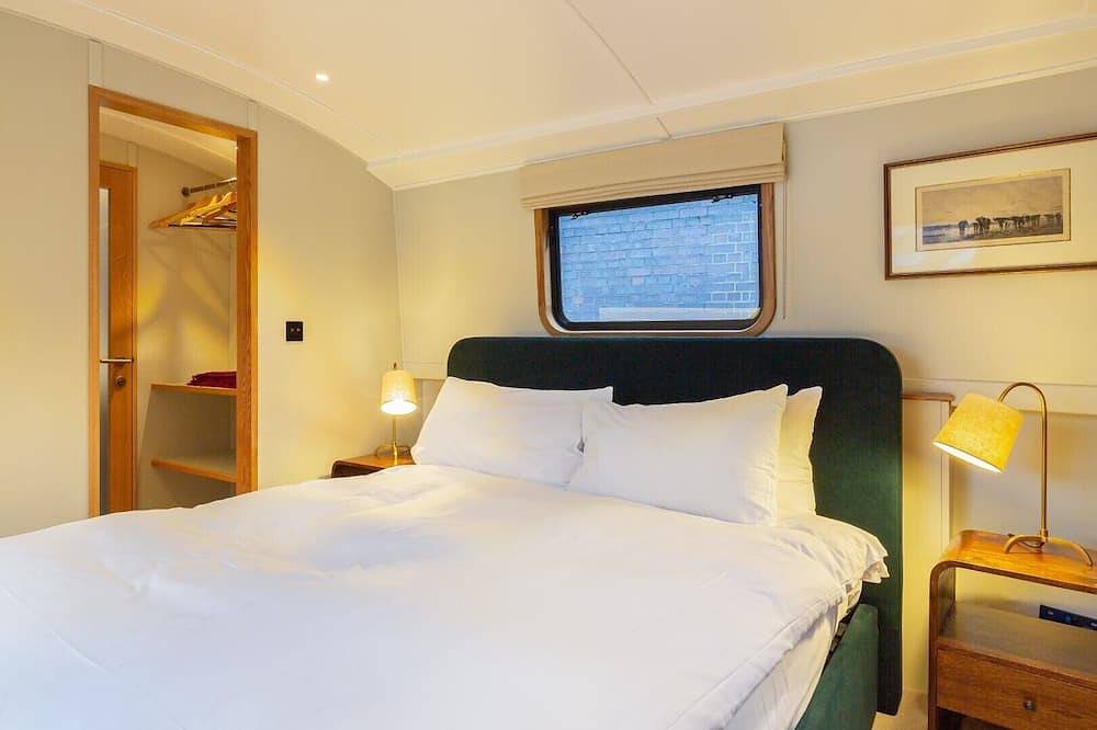 Luxurious houseboat in London in Tower Hamlets, London