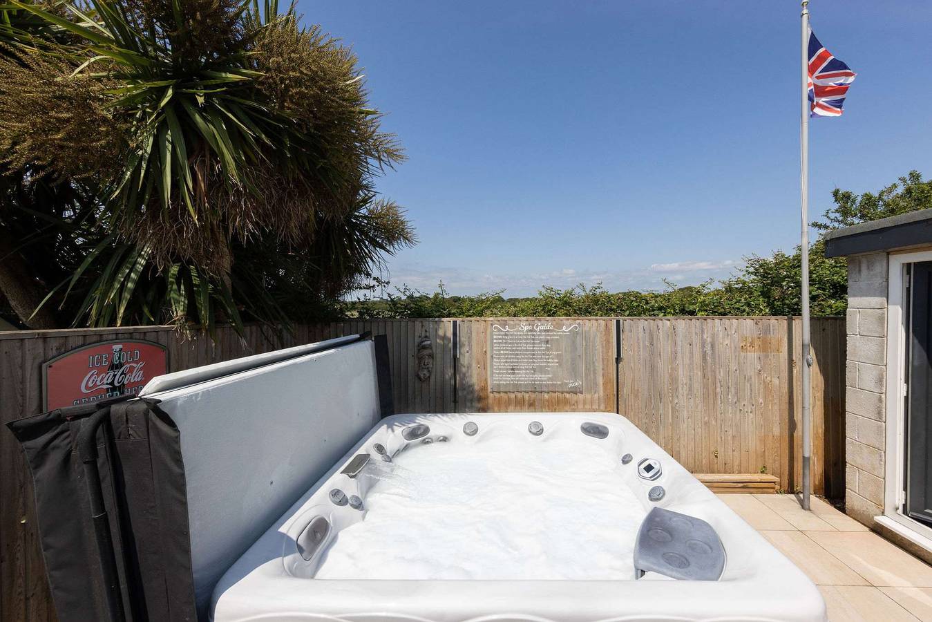 Coastal Retreat with Hot Tub, Walk to Beach in West Wittering, West Sussex