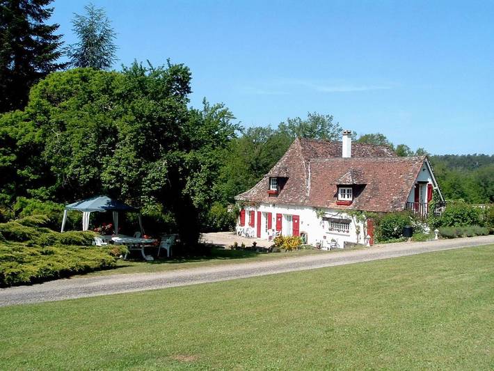 Cottage pour 2 personnes, avec piscine et jardin à Laveyssière