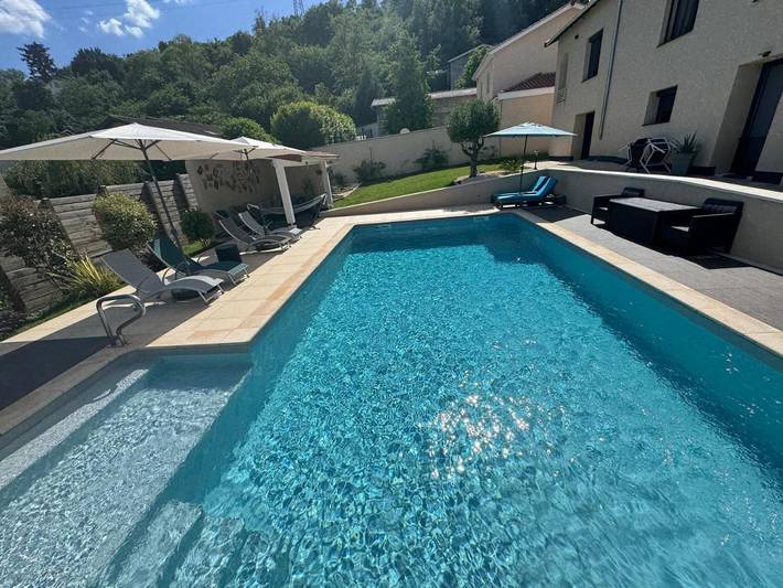 Gîte pour 3 personnes, avec piscine ainsi que jardin et vue à Givors