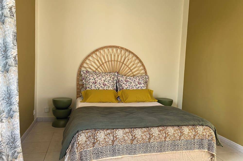 Small nest in the greenery, quiet with a view to the sea. in La Roquette-sur-Siagne, Cannes regio