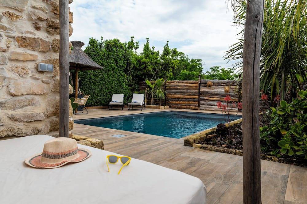 Charming house in camargue jacuzzi sauna and private pool in Vauvert, Nimes region