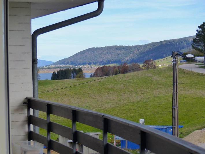 Gîte pour 4 personnes, avec vue ainsi que balcon et vue sur le lac dans Lac des Rousses - 3