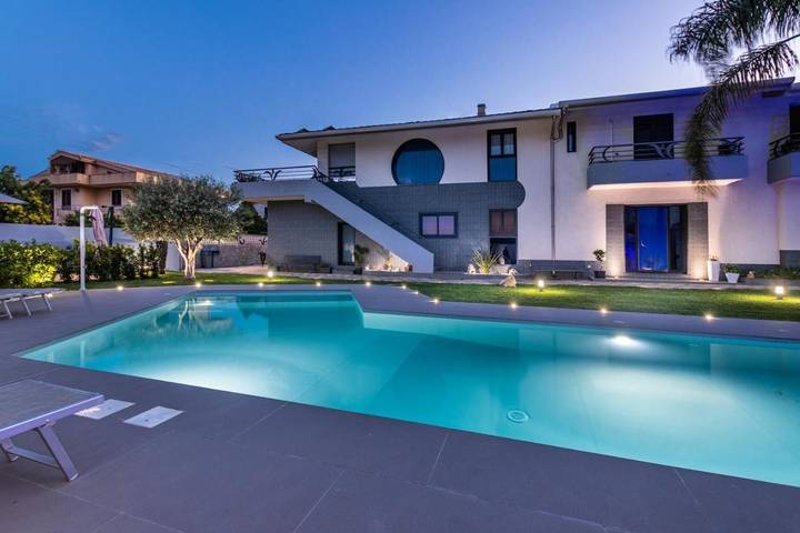 Casa vacanza per 5 persone, con panorama e piscina per bambini nonché piscina e giardino, adatto a famiglie con bambini ad Avola