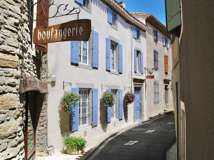 Maison d’hôte pour 2 personnes, avec piscine ainsi que vue et terrasse à Siran