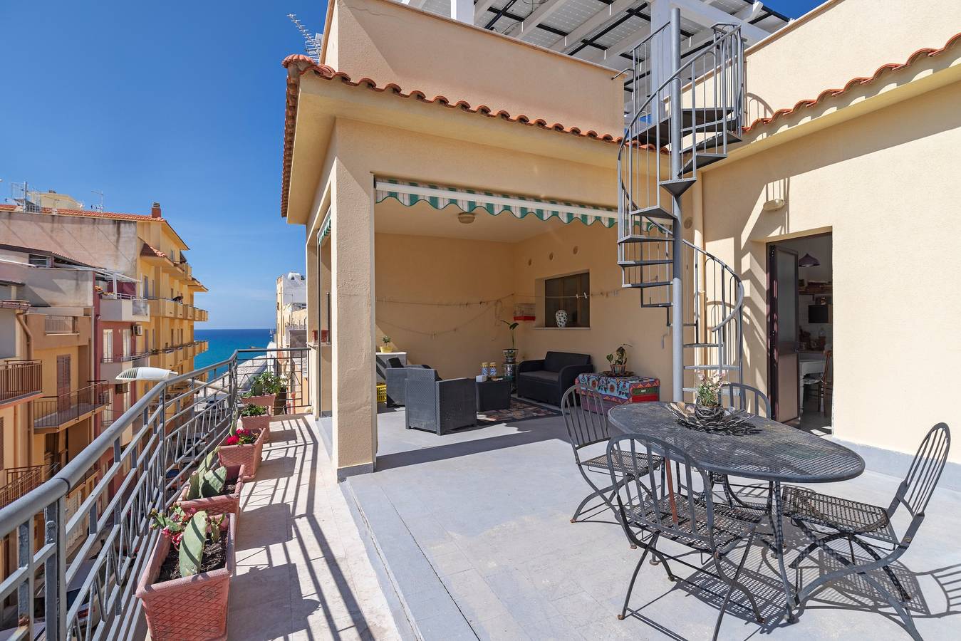 Casina di Marnie Apartment with Private Terrace and Wi-Fi in Balestrate, Palermo Province