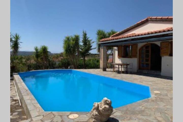 Ferienhaus für 4 Personen, mit Terrasse und Garten sowie Pool und Ausblick in Roumeli
