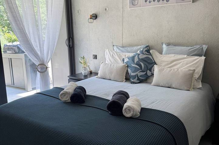 Gîte pour 4 personnes, avec Terrasse ainsi que Jardin et Piscine à Plaisians - 3