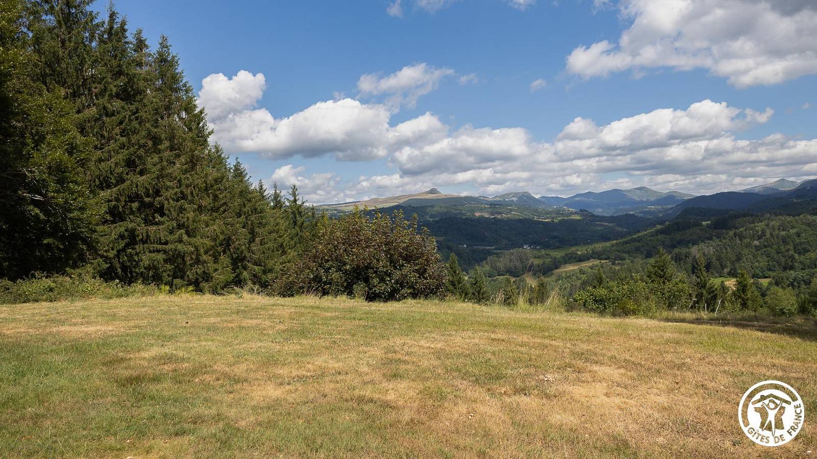 Le 570 in Saint-Sauves-d'Auvergne, Parc naturel régional des Volcans d'Auvergne