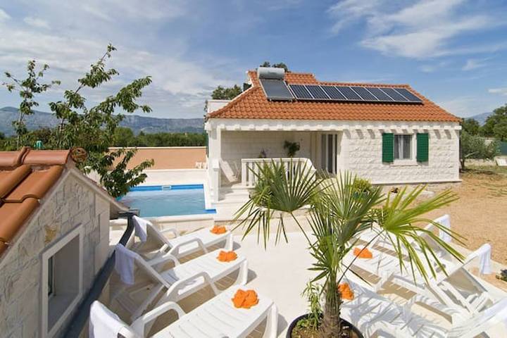 Villa pour 4 personnes, avec piscine et terrasse ainsi que balcon/terrasse et jacuzzi, animaux acceptés dans Brac - 4