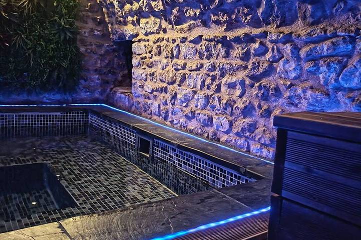 Gîte pour 3 personnes, avec jacuzzi et piscine