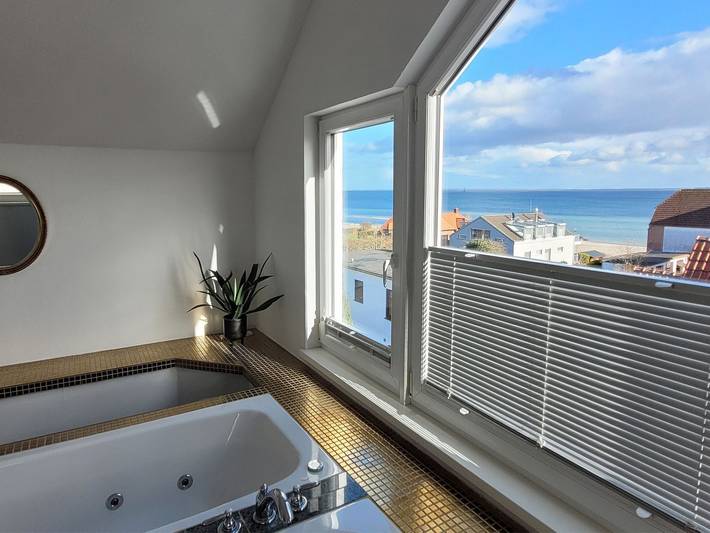 Ganze Wohnung, Penthouse mit Meerblick, Dachterrasse, Luxusbad - Nur 50 Meter zum Strand in Sierksdorf, Ostholstein