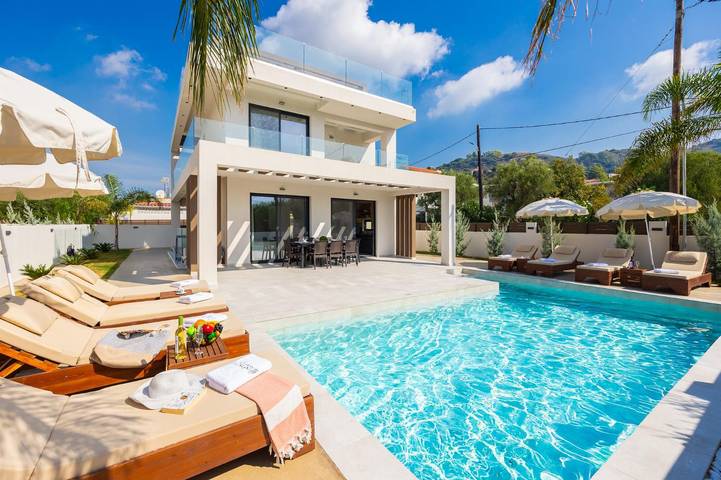 Villa for 8 people, with Terrace and Garden in Laganas