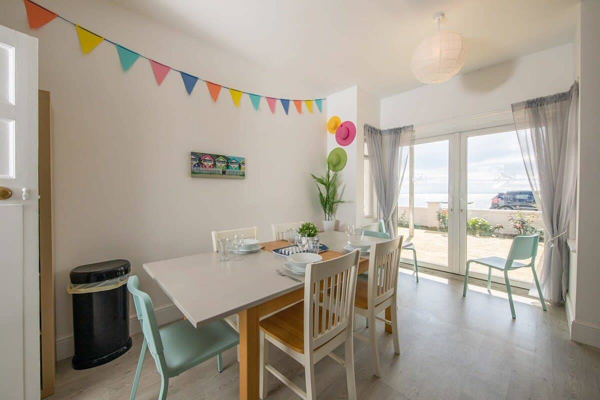 Beautiful Beachfront House wth Balcony & Sea Views in Bognor Regis, West Sussex