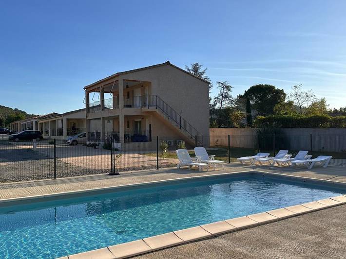 Gîte pour 4 personnes, avec piscine et jardin ainsi que terrasse et vue à Vallon-Pont-d'Arc