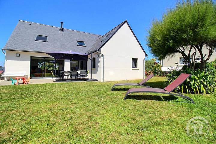 Gîte pour 8 personnes, avec Terrasse et Jardin à Louannec