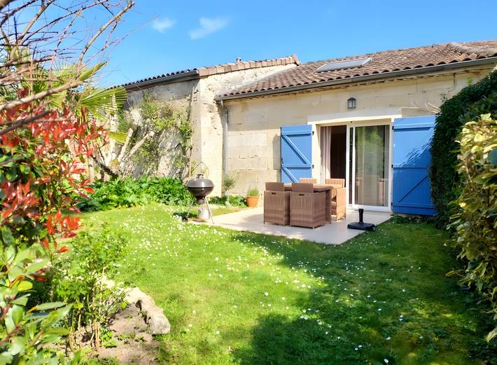 Charming Gîte "Le Cocon" with Shared Pool, Terrace, and Wi-Fi in Civrac de Blaye in Civrac-de-Blaye, Blaye region