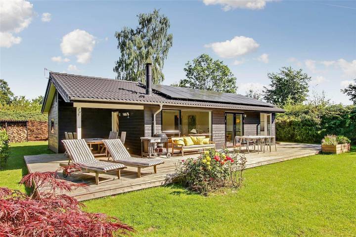 Ferieudlejning for 6 personer, med sauna og terrasse samt jacuzzi i Rude Strand