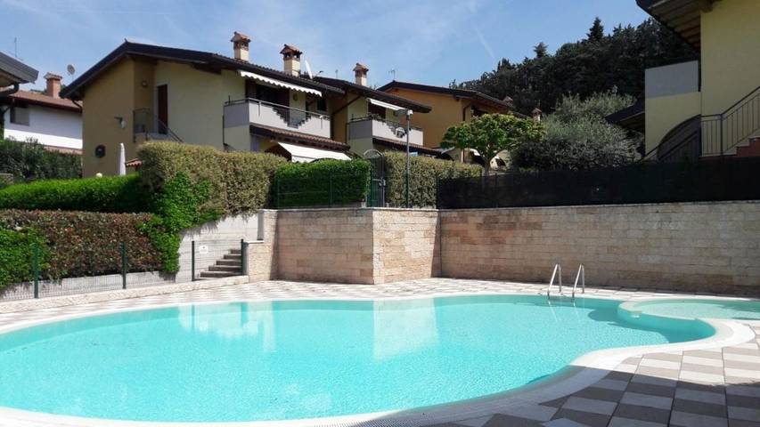 Ferienwohnung für 4 Personen, mit Garten und Pool sowie Ausblick in Colà