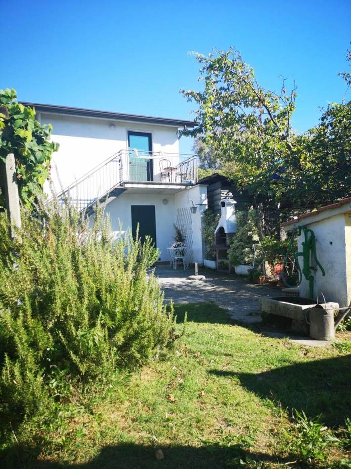 B&b per 3 persone, con Balcone e Terrazza nonché Giardino e Panorama a Carrara