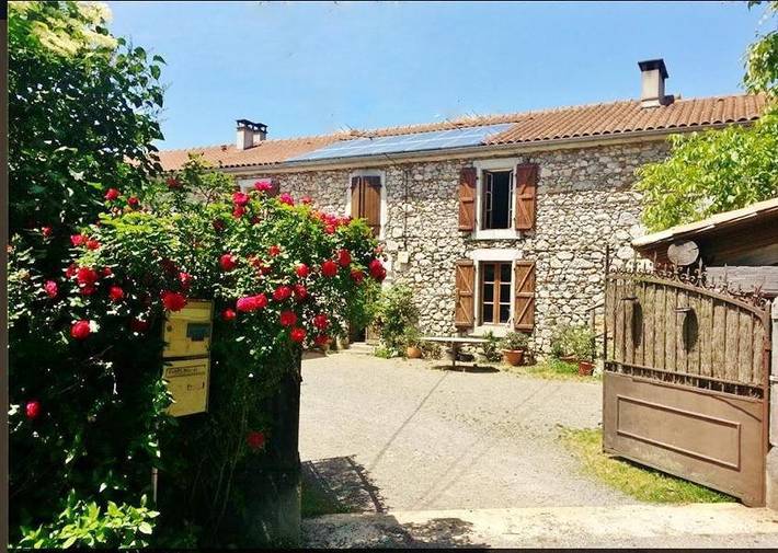Cottage pour 5 personnes, avec jardin et piscine, animaux acceptés à Lombrès