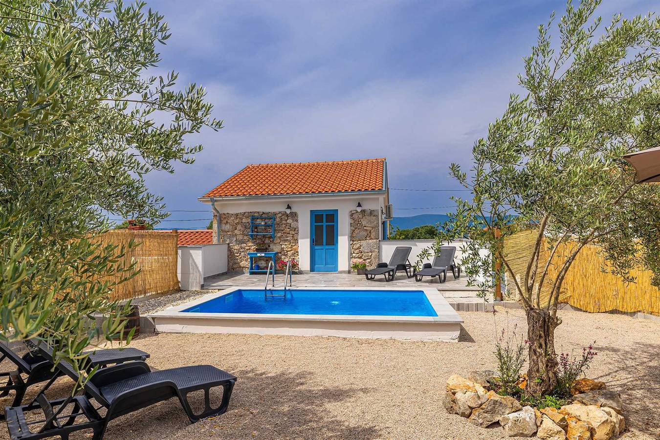 Ganze Wohnung, Ferienhaus Kuntenta mit privatem Pool und Whirlpool in Pinezici, Krk