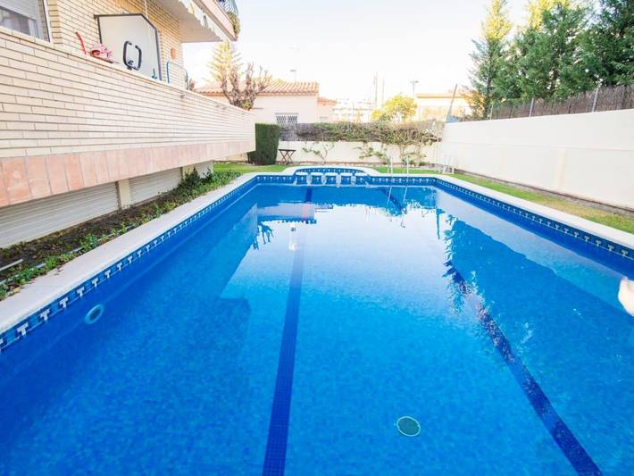 Holiday letting for 6 people, with Balcony and Terrace as well as Garden and Pool in Castelldefels